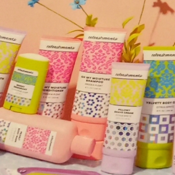 Refreshments Brand-"OH MY MOISTURE SHAMPOO"- Freesia Float-8fl oz / 235 ml - Picture 1 of 3